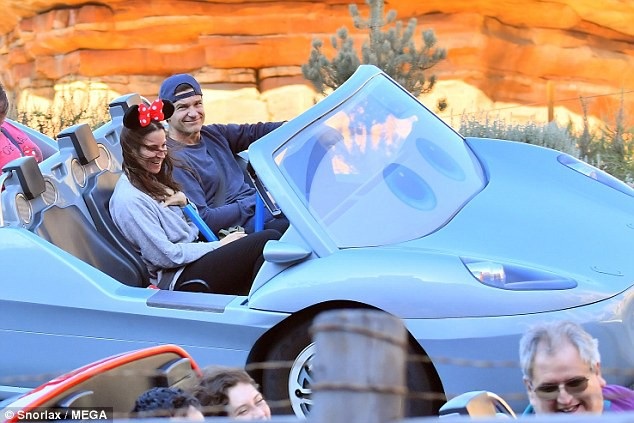 Sandra Bullock and her boyfriend go to the park - W1