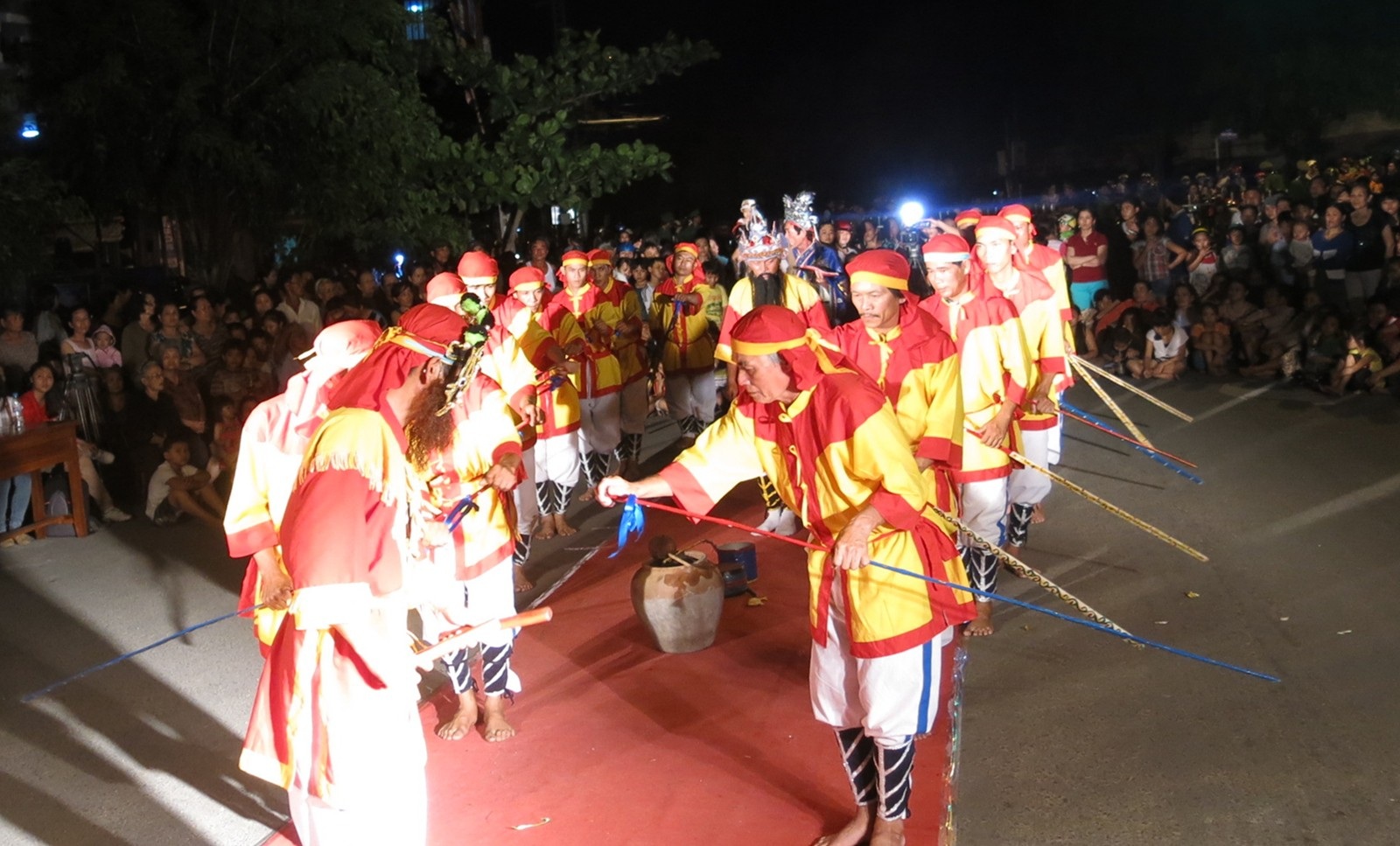 Hát bả trạo - lời cầu an trên biển ngày xuân - 2 Đội hát bả trạo mô phỏng công việc thường ngày của ngư dân trên thuyền khi ra khơi đánh cá