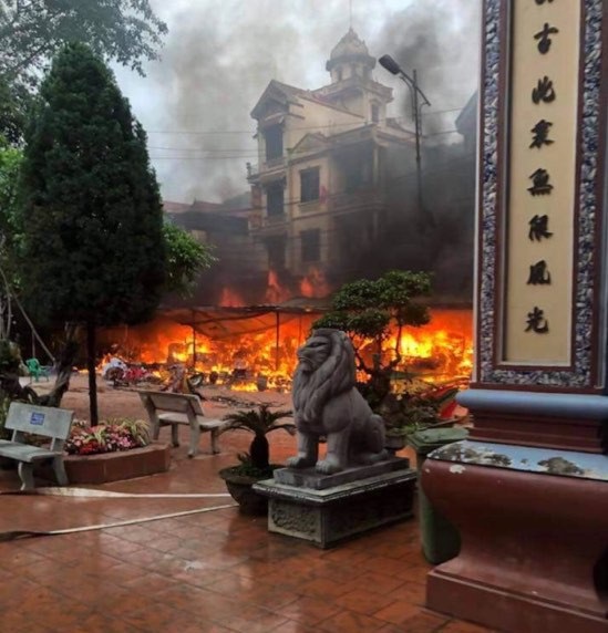 Đền Mẫu Đồng Đăng cháy ngùn ngụt ngày mùng 5 Tết - 1 Hiện trường vụ cháy sáng ngày mùng 5 Tết trong khuôn viên đền Mẫu thị trấn Đồng Đăng (huyện Cao Lộc, Lạng Sơn). (Ảnh: Quỳnh Chi)