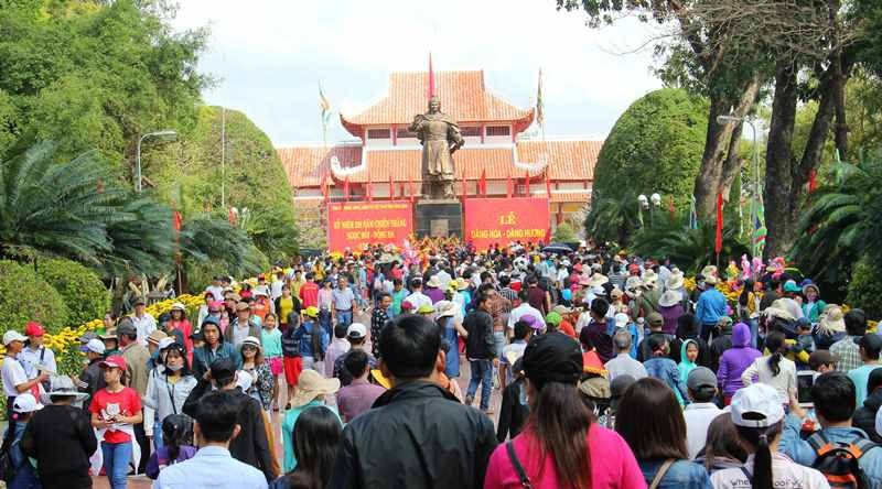 Đầu xuân chen chân trẩy hội Đống Đa, uống nước giếng cầu may - 1 Hàng ngàn người dân và du khách gần xa chen chân đi lễ hội Đống Đa ngày đầu xuân.