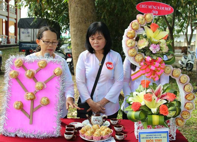Đầu xuân chen chân trẩy hội Đống Đa, uống nước giếng cầu may - 7 Hội thi làm bánh truyền thống các khối phố của thị trấn Phú Phong.