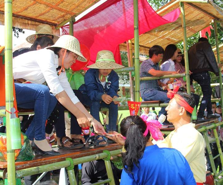 Đầu xuân chen chân trẩy hội Đống Đa, uống nước giếng cầu may - 6 Người chiến thắng sẽ được thưởng và lộc.