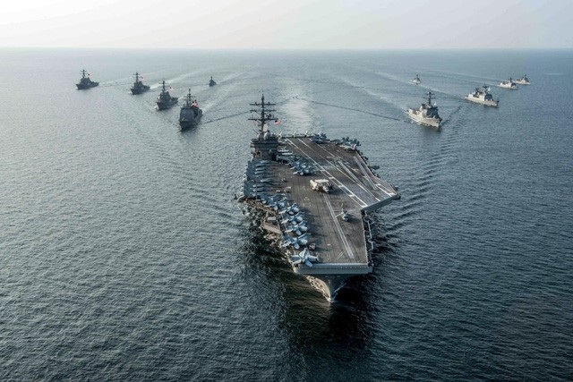 Báo Mỹ tiết lộ kế hoạch tấn công Triều Tiên - 1 Tàu sân bay USS Ronald Reagan của Mỹ và các tàu Hải quân Hàn Quốc trong một cuộc tập trận chung (Ảnh: US Navy)