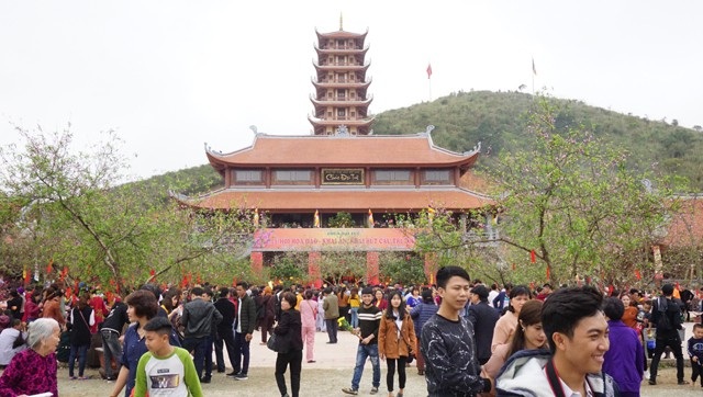 Ùn tắc kinh hoàng đường lên Chùa Đại Tuệ trong ngày khai hội hoa đào - 1 Đây là năm đầu tiên chùa Đại Tuệ (Nam Đàn, Nghệ An) tổ chức lễ hội hoa đào mừng năm mới. Lễ hội thu hút hàng vạn du khách thập phương đến tham dự. Những cánh hoa đào quyện tỏa cùng bước chân an lành của người lữ khách như tô vẽ một bức tranh huyền diệu, linh thiêng của Chùa Đại Tuệ. Sương mù ban mai ôm chặt lấy bảo tháp Đại Giác và đại hùng bảo điện của Đại Tuệ, du khách cảm thấy như lạc vào cõi tiên. Ở đây, khách thập phương có thể phóng tầm mắt ra xa, nhìn ngắm một vùng trời rộng lớn của TP.Vinh, thị xã Cửa Lò hay đồng ruộng bát ngát của xã Nam Anh, tất cả tạo nên một bức tranh tuyệt mỹ...