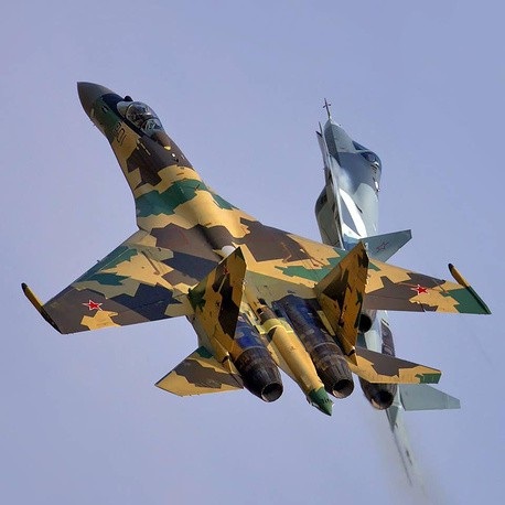 Huyền thoại Su-35 - “linh hồn” của Nga tại Syria - 4 Máy bay chiến đấu Su-35 có thể đạt tốc độ tối đa lên tới 2.500 km/giờ và có thể bay liên tục 3.400 km mà không cần tiếp nhiên liệu. Trong ảnh: Máy bay chiến đấu Su-35 và Su-57. (Ảnh: TASS)