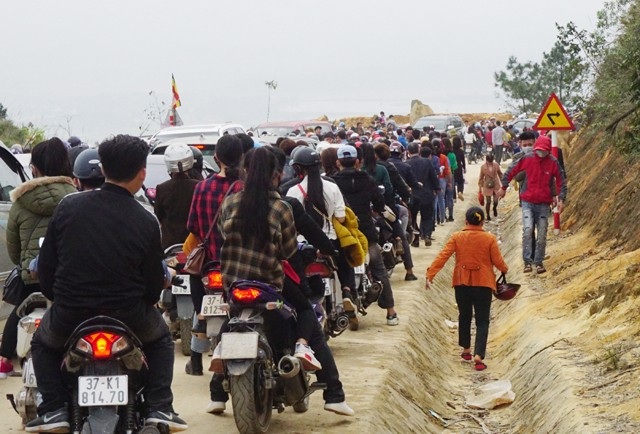 Ùn tắc kinh hoàng đường lên Chùa Đại Tuệ trong ngày khai hội hoa đào - 9 Dòng xe nhích từng chút, người đi bộ hoặc đi sát vào vách núi hoặc đi xuống lòng mương thoát nước để di chuyển nhanh hơn