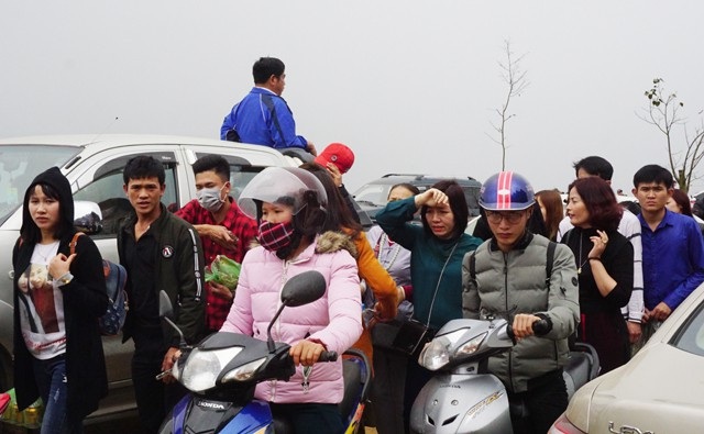 Ùn tắc kinh hoàng đường lên Chùa Đại Tuệ trong ngày khai hội hoa đào - 7 Nhiều người chọn phương án gửi xe dưới chân núi hoặc bãi gửi xe ở xa, chấp nhận đi bộ lên chùa...