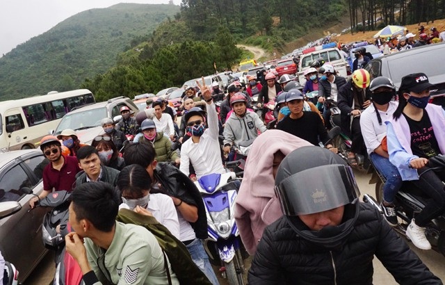 Ùn tắc kinh hoàng đường lên Chùa Đại Tuệ trong ngày khai hội hoa đào - 5 Biển người và phương tiện chỉ có thể dịch chuyển từng chút một nên quãng đường 7km phải đi hết hơn 1 tiếng đồng hồ