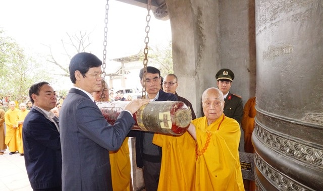 Ùn tắc kinh hoàng đường lên Chùa Đại Tuệ trong ngày khai hội hoa đào - 3 Các nhà sư và lãnh đạo tỉnh Nghệ An thỉnh chuông cầu quốc thái dân an
