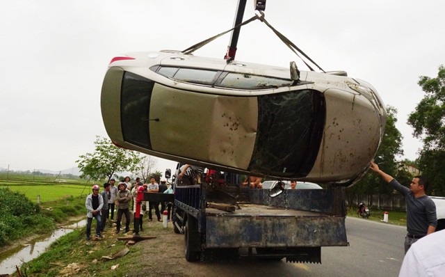 Nhổ cột mốc, hạ gục người đi đường, ô tô phơi bụng dưới mương nước - 3 Chiếc ô tô được trục vớt ra khỏi hiện trường, đưa về trụ sở công an để phục vụ điều tra nguyên nhân vụ tai nạn