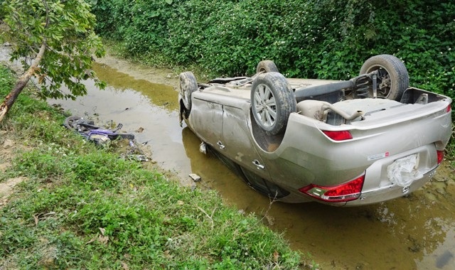 Nhổ cột mốc, hạ gục người đi đường, ô tô phơi bụng dưới mương nước - 1 Xế hộp phơi bụng dưới mương nước sau khi nhổ bay 1 cột mốc và hạ gục người đi đường