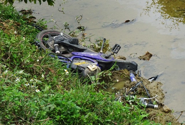 Nhổ cột mốc, hạ gục người đi đường, ô tô phơi bụng dưới mương nước - 2 Chiếc xe đạp điện sau khi bị đẩy đi 1 đoạn khoảng 30m thì cắm xuống mương nước và bị ô tô đè lên khiến chị Chung bị mắc kẹt