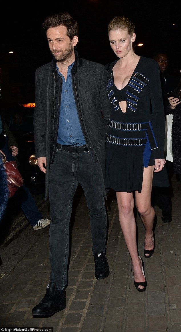 
Siêu mẫu Lara Stone bất ngờ xuất hiện trong một bữa tiệc từ thiện trong khuôn khổ tuần lễ thời trang London diễn ra tại Anh ngày 20/2 vừa qua
