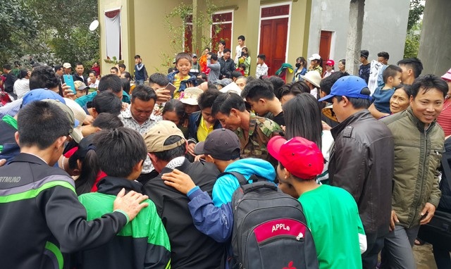 “Cá thần” sắp bị... om dưa sau 5 ngày ngụp lặn gây xôn xao dư luận - 2 Hàng trăm người hiếu kỳ kéo đến nhà ông Dược để mục sở thị con cá thần