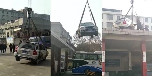Chiếc xe SUV bị cẩu lên mái nhà vì đậu không đúng nơi quy định