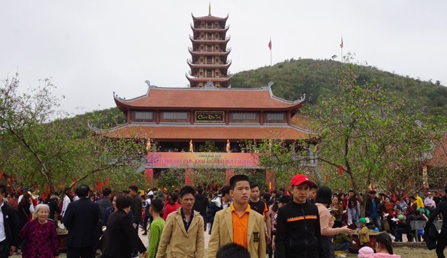 Hàng vạn du khách tới tham dự lễ Khai bút cầu trí tuệ tại chùa Đại Tuệ trên đỉnh non thiêng Đại Huệ (Nam Anh, Nam Đàn, Nghệ An)