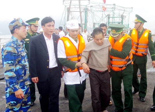 Cứu thành công 11 ngư dân gặp nạn trên vùng biển Vũng Áng - 2 Đưa thuyền viên bị sóng đánh, sức khỏe yếu vào bờ chữa trị.