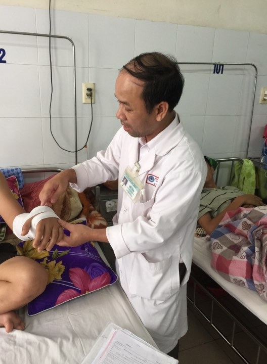 5 tiếng nối thành công bàn tay bị đứt lìa - 2 Sau 12 ngày điều trị, hiện tại sức khỏe bệnh nhân đã ổn định, các ngón tay cử động tốt.