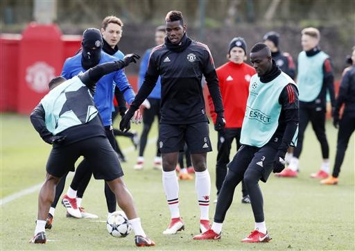 Nội bộ lục đục, MU có "thoát nạn" trên sân của Sevilla? - 1
Pogba (giữa) đang trở lại tập luyện cùng với MU