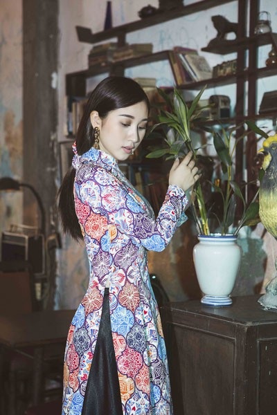 Yêu thích vẻ đẹp dịu dàng, nền nã của tà áo dài , tô điểm thêm băng đô cài đầu cùng chất liệu tạo nên một vẻ đẹp không thể hoàn hảo hơn.