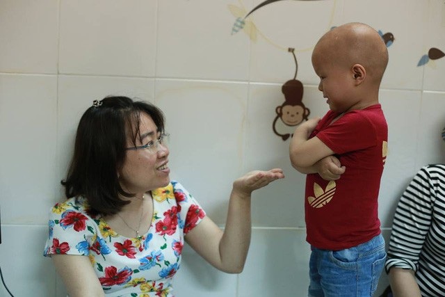 Kỳ diệu câu chuyện cậu bé dân tộc Mông chiến thắng căn bệnh ung thư - 3 Lanh lễ phép chào bác sĩ Châu trước khi về Cao Bằng.