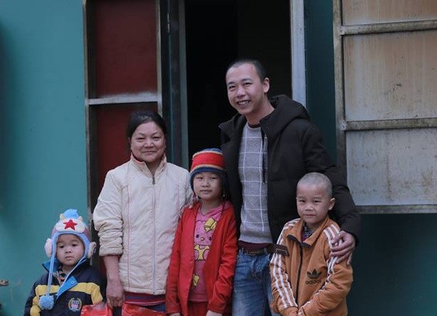 Kỳ diệu câu chuyện cậu bé dân tộc Mông chiến thắng căn bệnh ung thư - 4 Anh Việt Anh cùng mẹ con bé Lanh trước ngôi nhà mới của gia đình em.