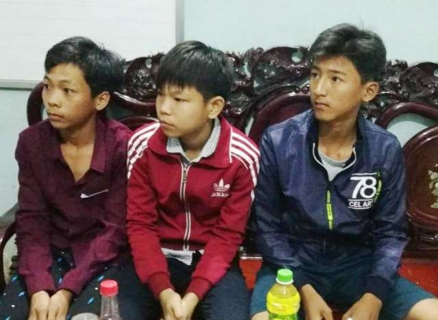 3 thanh thiếu niên trả lại hơn 40 triệu đồng nhặt được khi đi chơi Tết - 1 
Em Võ Văn Bằng (ngoài cùng bên phải) cùng các bạn nhặt được số tiền lớn trả lại người đánh rơi.