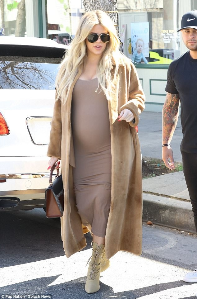 Khloe Kardashian mang thai gần 8 tháng vẫn diện váy bó, đi giày cao gót - 4
Khloe Kardashian nói cô không thích mặc đồ bầu nên vẫn chọn trang phục theo phong cách cô thích mặc hàng ngày