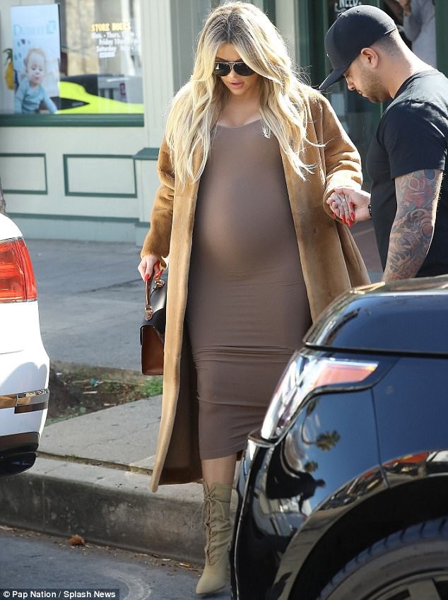 Khloe Kardashian mang thai gần 8 tháng vẫn diện váy bó, đi giày cao gót - 5
Khloe Kardashian cũng không tiết lộ giới tính em bé trong bụng
