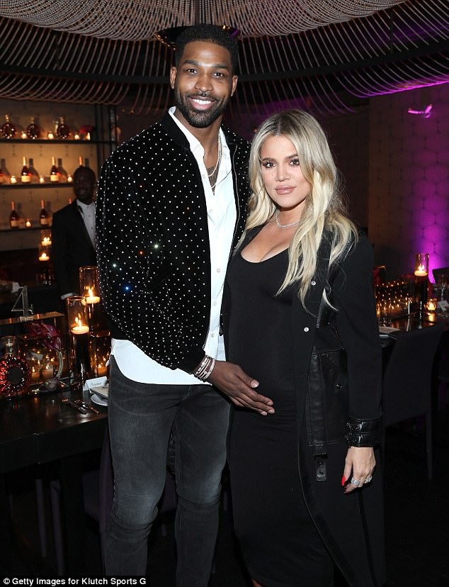 Khloe Kardashian mang thai gần 8 tháng vẫn diện váy bó, đi giày cao gót - 6
Khloe Kardashian rạng rỡ bên bạn trai kém tuổi - cầu thủ bóng rổ Tristan Thompson