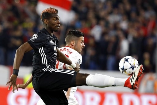 Vì sao Paul Pogba tiếp tục bị đầy ải trên ghế dự bị ở MU? - 1 Paul Pogba không được bố trí trong đội hình xuất phát ở trận gặp Sevilla