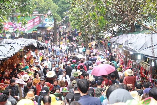 Không để tình trạng “chặt chém”, mê tín dị đoan… diễn ra tại chùa Hương - 1 Người dân nô nức trẩy hội chùa Hương 2018. Ảnh: TL.