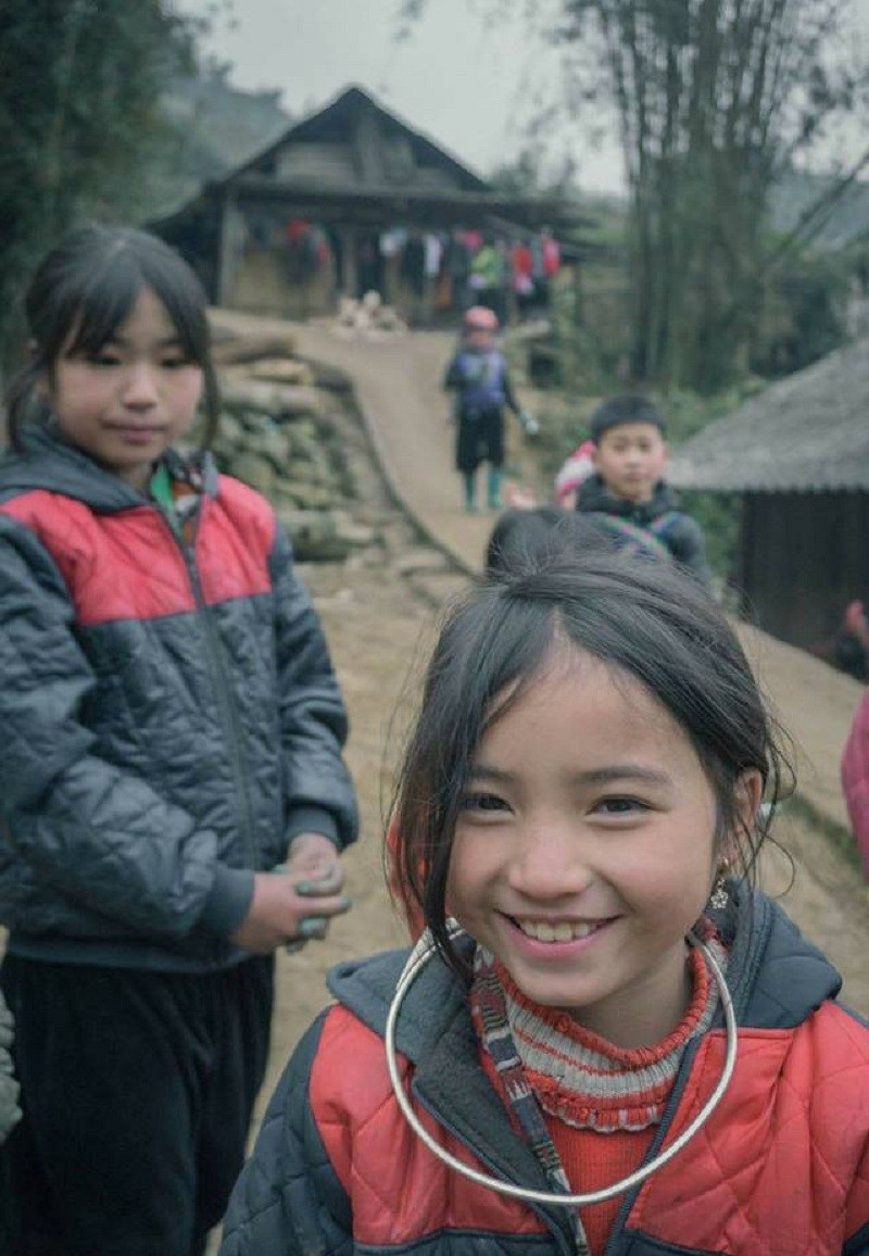 Nụ cười "tan chảy trái tim" của bé gái H'Mông "hút" dân mạng - 7 Nụ cười "tan chảy trái tim" của bé gái H'Mông "hút" dân mạng - 7