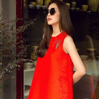 Hà Tăng chuộn váy dáng rộng, thiết kế đơn giản, tinh tế.