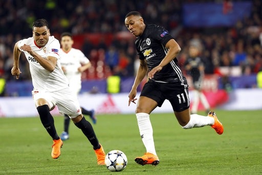 Sevilla 0-0 MU: De Gea giúp đội khách "lành lặn" trở về - 1
Martial (phải) được vào sân thi đấu hơn 10 phút cuối trận