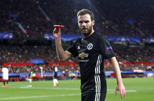 Sevilla 0-0 MU: De Gea giúp đội khách "lành lặn" trở về - 3
Mata ném chiếc máy bay giấy ra biên, cổ động viên Sevilla gấp khá nhiều máy bay bằng giấy đỏ rồi phi xuống sân