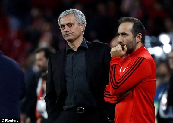 Sevilla 0-0 MU: De Gea giúp đội khách "lành lặn" trở về - 9
Mourinho trong lần trở lại Ramon Sanchez Pizjuan