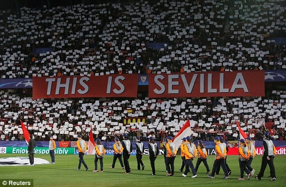 Sevilla 0-0 MU: De Gea giúp đội khách "lành lặn" trở về - 11
Cổ động viên của Sevilla phủ trắng Ramon Sanchez Pizjuan