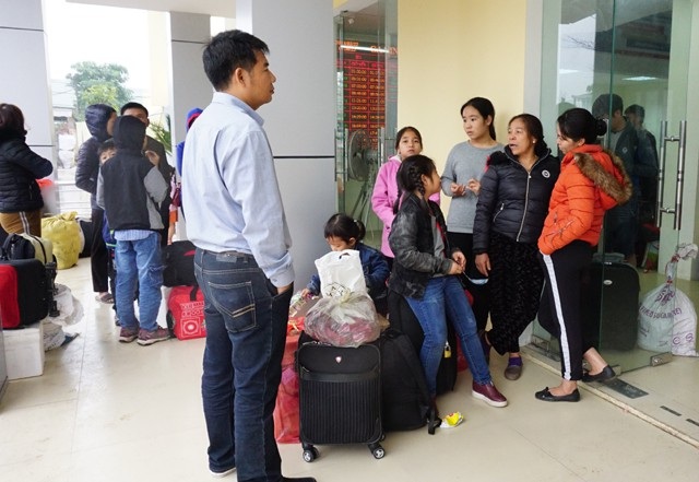 Vé Tàu khan hiếm sau Tết, nhiều người đành lùi ngày rời quê - 2 Nhiều gia đình phải đặt mua vé tàu từ trước Tết vài tháng mới có thể khởi hành đúng ngày dự định