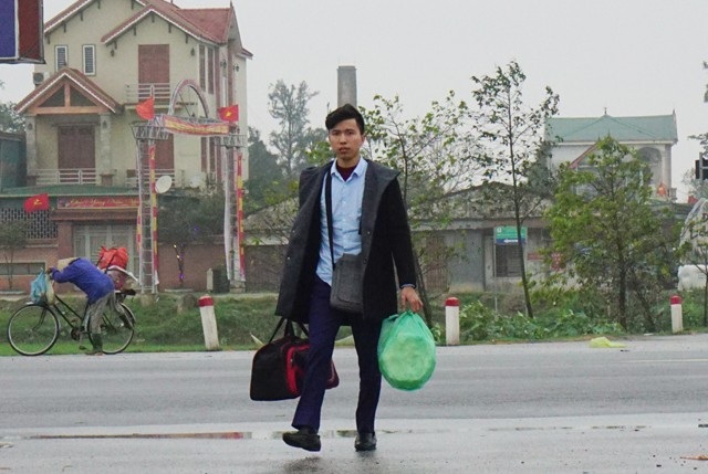 Vé Tàu khan hiếm sau Tết, nhiều người đành lùi ngày rời quê - 4 Nhiều lao động chọn đi ô tô cho chặng hành trình Vinh - Hà Nội sau Tết Nguyên đán, giá vé ô tô tăng từ 20-25% so với ngày thường