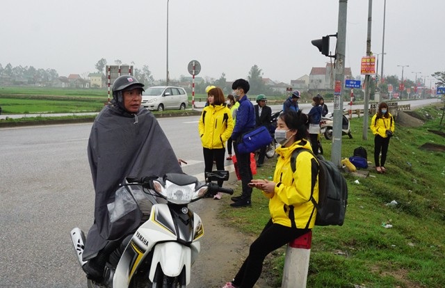 Vé Tàu khan hiếm sau Tết, nhiều người đành lùi ngày rời quê - 5 Công nhân công ty Samsung có trụ sở đóng tại Bắc Ninh chờ xe đến đón tại ngã tư đường tránh TP.Vinh giao quốc lộ 46. Giá vé cả chặng đi và về chỉ 140 nghìn đồng/người, chưa bằng 1 nửa giá vé ô tô Vinh - Hà Nội sau Tết