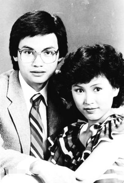 Mỹ nhân của "Ngày mai trời lại sáng" Trần Tú Văn hiện giờ ra sao? - 8 Tuy nhiên tới năm 1998, hai vợ chồng Tú Văn bị bị lừa mất 10 triệu HKD và chồng cô bỏ mặc vợ tự bươn trải thanh toán các khoản nợ. Dù kết hôn với một người chồng vô trách nhiệm nhưng Tú Văn không rời bỏ anh. Tới năm 2011, cô mới quyết định ly dị và nuôi con trai một mình. Cuộc hôn nhân với Quốc Hùng để lại cho Tú Văn những khoản nợ chồng chất.