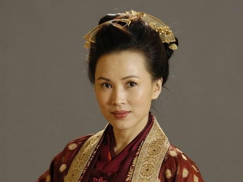 Mỹ nhân của "Ngày mai trời lại sáng" Trần Tú Văn hiện giờ ra sao? - 9 Cuộc sống của Trần Tú Văn trong những năm trước và sau khi ly dị rất khó khăn. Cô vừa phải trả nợ, vừa nuôi con trai. Những áp lực này khiến cô bị khủng hoảng tâm lý. Hậu ly dị, Tú Văn lại tiếp tục đối mặt với chứng bênh rối loạn cân nặng. Tú Văn không còn thiết tha đóng phim hay góp mặt trong các sự kiện của làng giải trí.