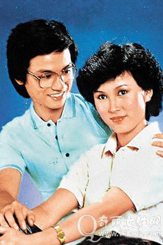 Mỹ nhân của "Ngày mai trời lại sáng" Trần Tú Văn hiện giờ ra sao? - 7 Trần Tú Văn kết hôn với nam diễn viên Lâm Quốc Hùng vào năm 1983 khi cô đang ở đỉnh cao của sự nghiệp. Cuộc hôn nhân của họ từng được báo giới ca ngợi hết lời. Sau khi làm đám cưới, Quốc Hùng chuyển sang kinh doanh bất động sản còn Tú Văn tuyên bố rút lui khỏi làng giải trí.