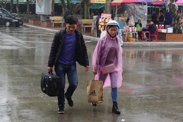 Vé Tàu khan hiếm sau Tết, nhiều người đành lùi ngày rời quê - 1 Người dân đến ga Vinh để di chuyển tới nơi làm việc sau kì nghỉ Tết