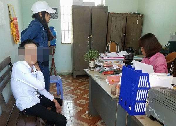 Cả xã bận “mừng quà ngày đầu năm”, dân đến… rồi về không? - 2
Vợ chồng anh Chánh 3 lần đến xã làm việc trong ngày đầu năm nhưng không được.