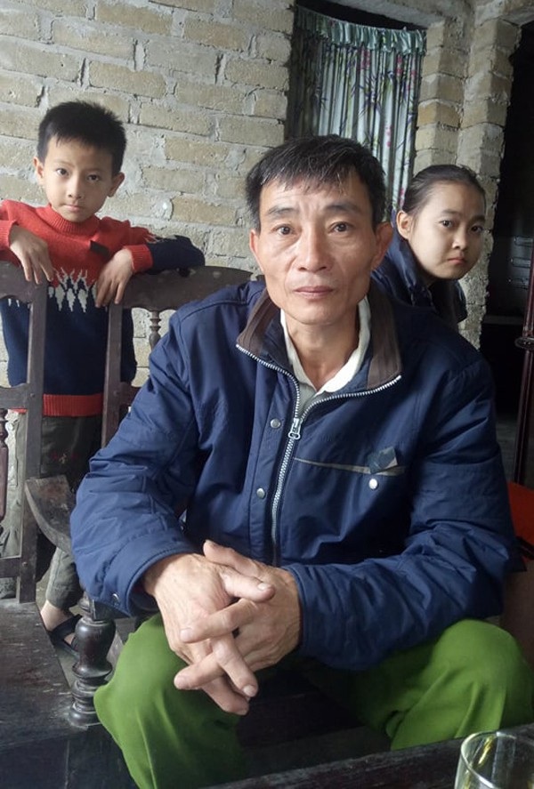 Mẹ chết, cha ốm đau, 2 chị em thơ khổ sở vì bệnh tật hành hạ - 3 Cháu Thắm (bên phải) học xong lớp 9 phải bỏ học vì bệnh tật và nhà quá cám cảnh.