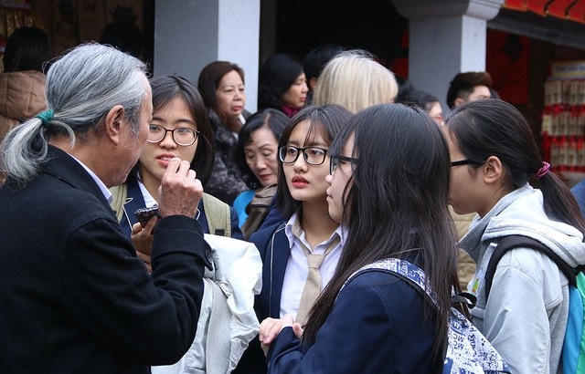 Nhiều hội thảo thơ và văn xuôi trong khuôn khổ Ngày thơ Việt Nam 2018 - 2 Nhiều bạn trẻ quan tâm đến hội thơ (Ảnh: Trọng Trinh)