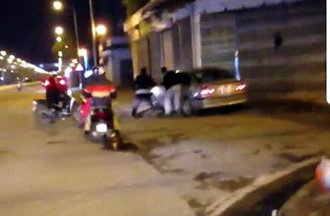 Hà Nội: Truy tìm xe BMW bỏ chạy sau tai nạn - 1 Hình ảnh xe BMW bỏ chạy sau va chạm. (Ảnh cắt từ clip)