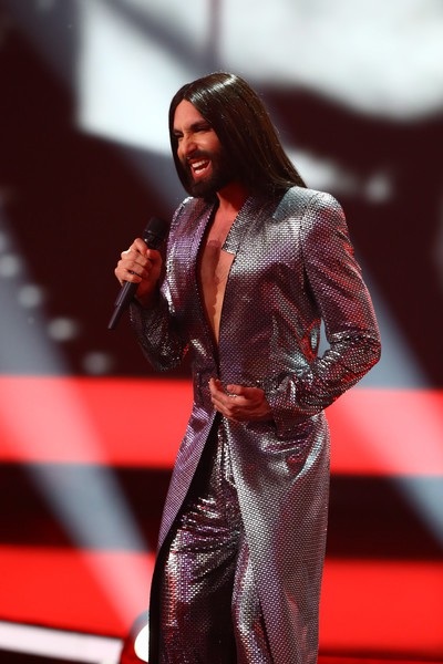 Người đẹp có râu tái xuất sành điệu - 5
Conchita Wurst trình diễn trên sân khấu lễ trao giải tổ chức tại Hamburg